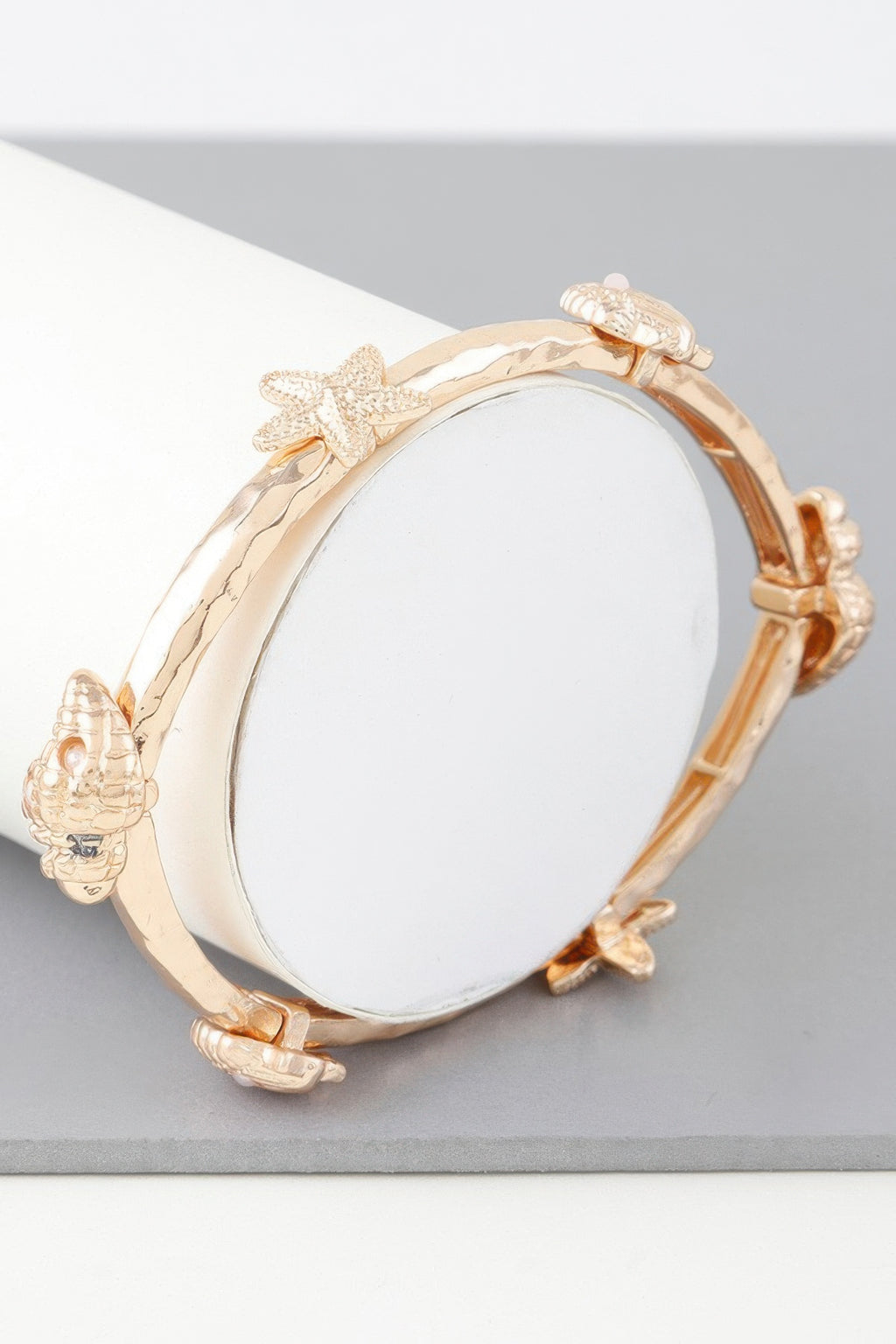 Under The Sea Charms Bracelet in Goldton mit Seestern- und Muschel-Anhängern