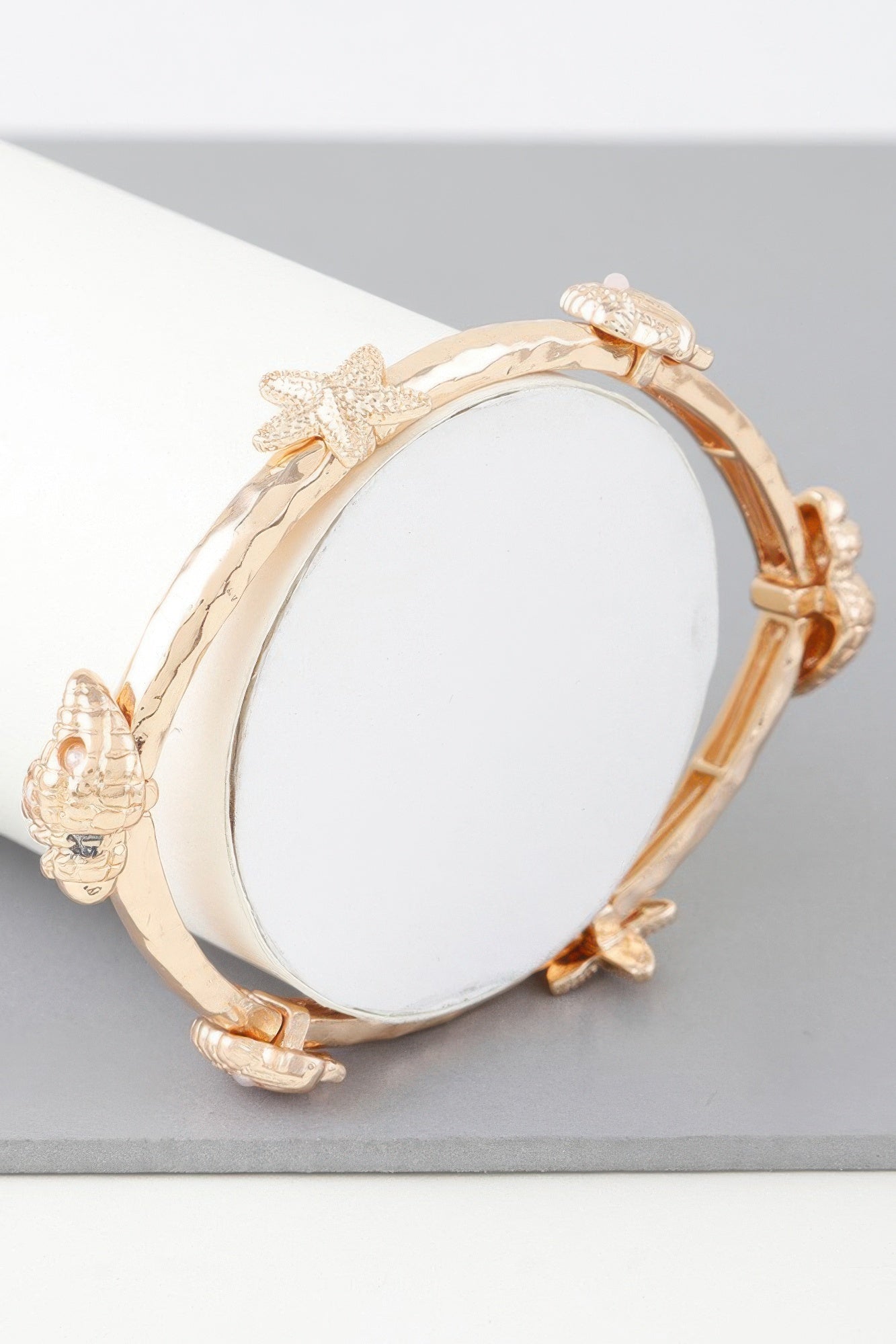 Under The Sea Charms Bracelet in Goldton mit Seestern- und Muschel-Anhängern