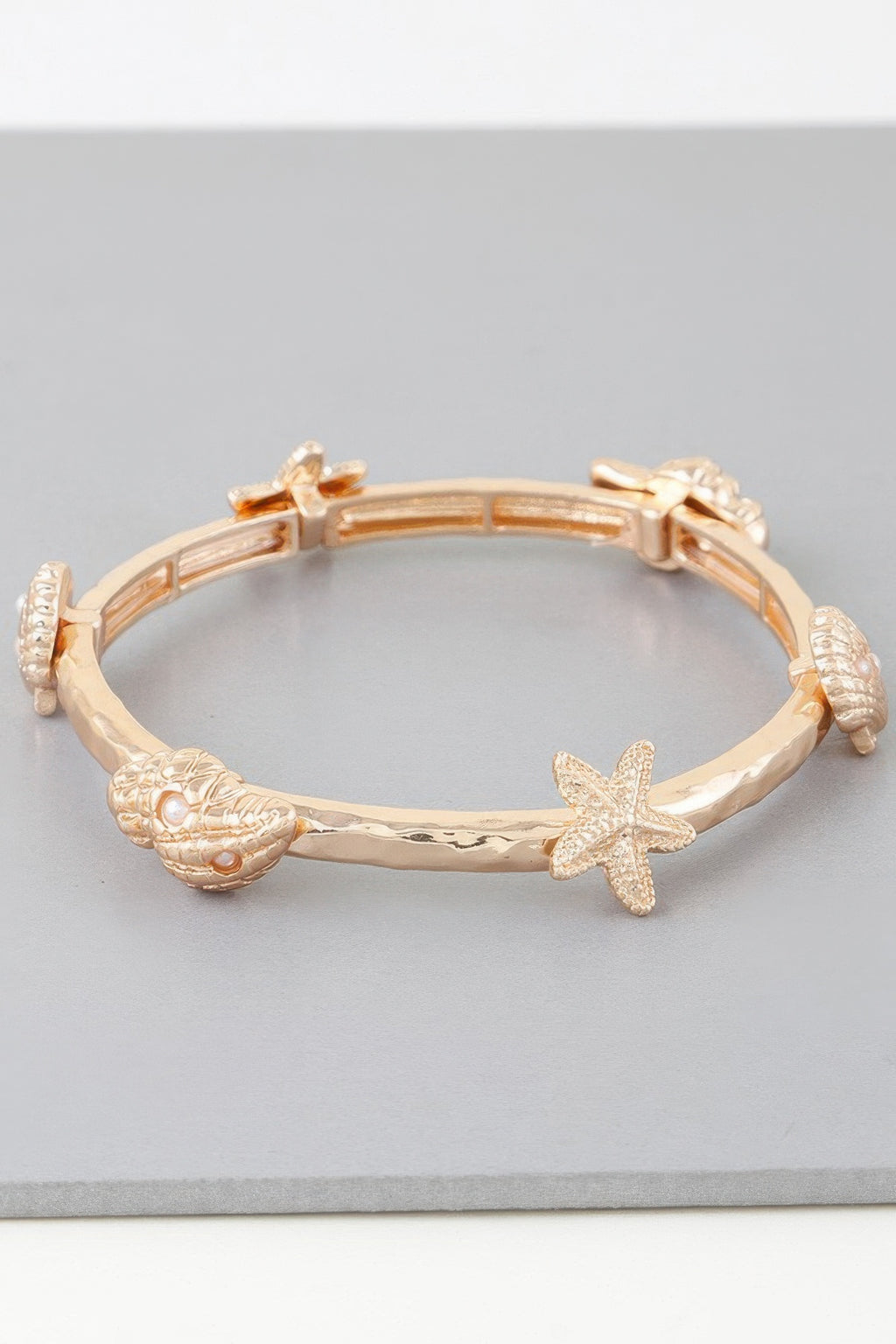Under The Sea Charms Bracelet Goldton mit Seepferdchen, Seestern und Muschel-Charms