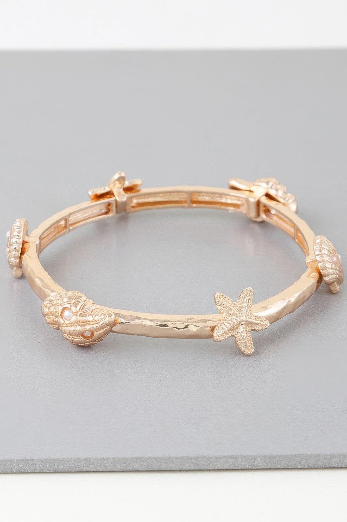 Under The Sea Charms Bracelet Goldton mit Seepferdchen, Seestern und Muschel-Charms