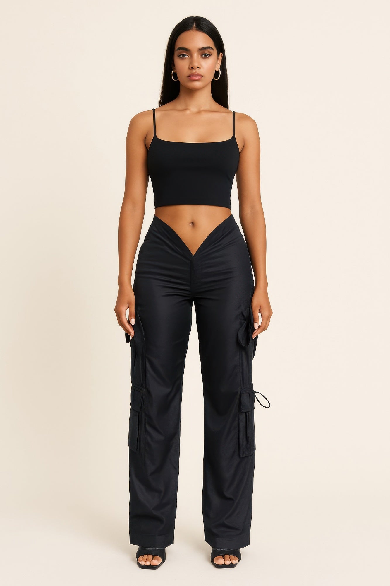 V-cut cargo pants with elastic waist, wide leg, side pockets and tie cords