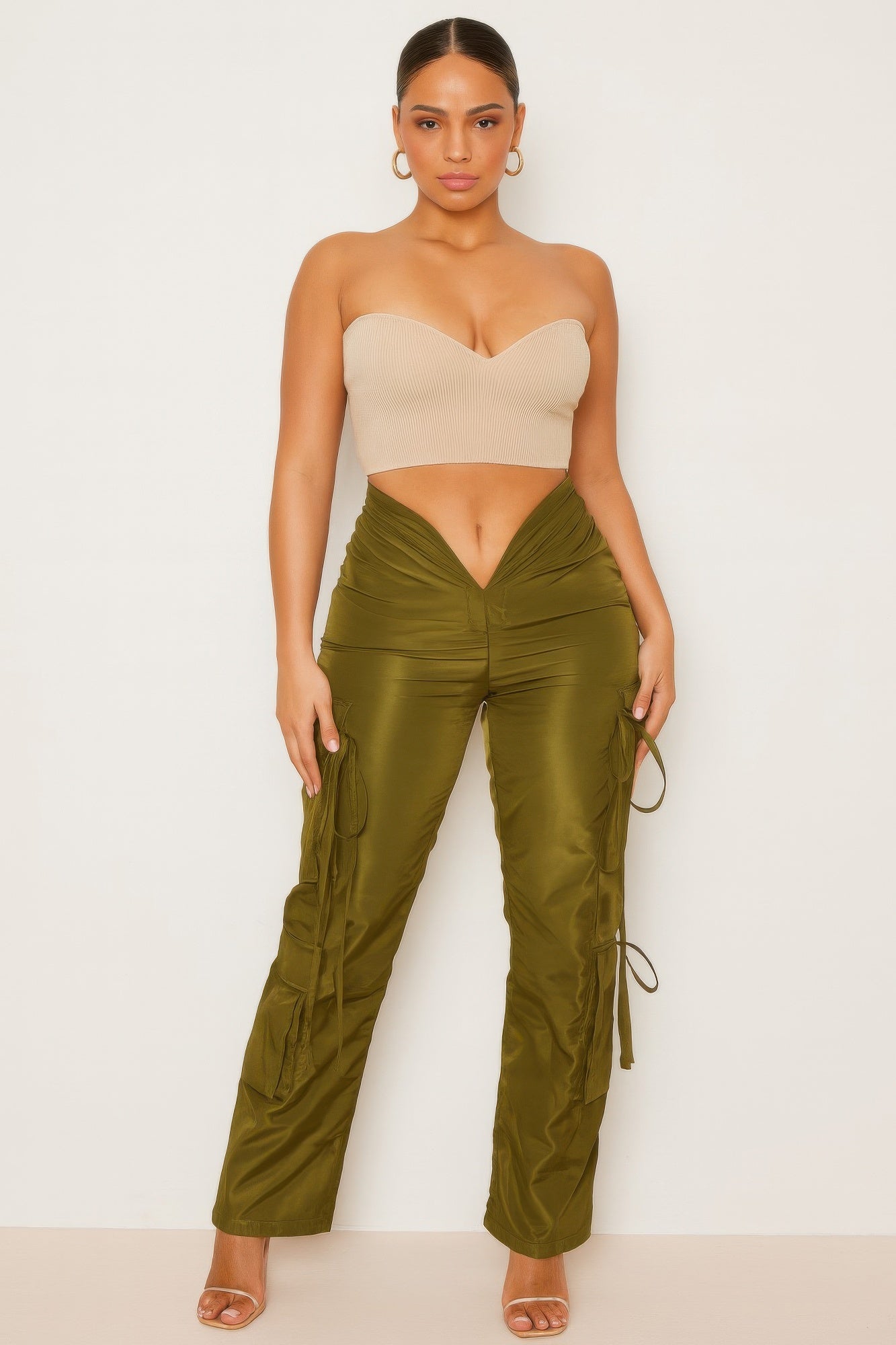 Olivgrüne V-Cut Cargo Pants, schmale Passform, mehrere Cargo-Taschen mit Kordeln