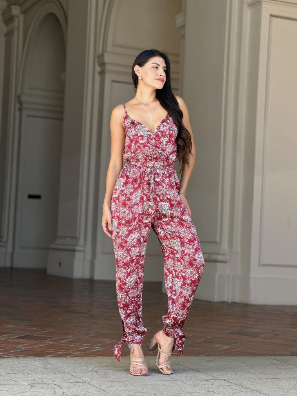 Paisley jumpsuit with tie waist and V-neckline, sleeveless red print