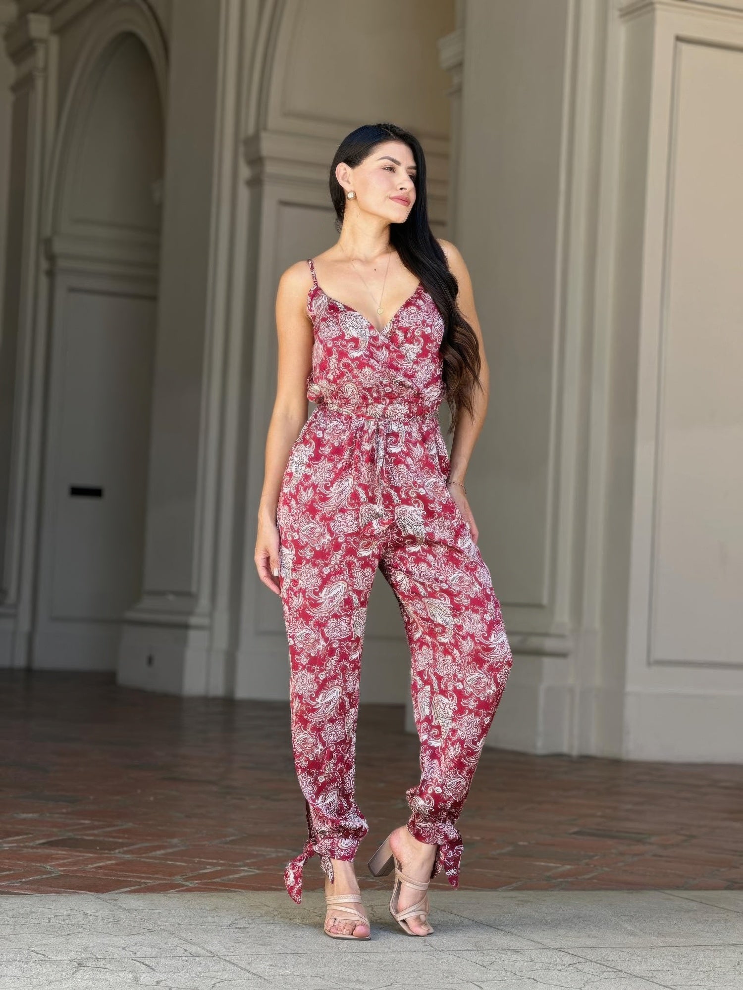 Paisley jumpsuit with tie waist and V-neckline, sleeveless red print