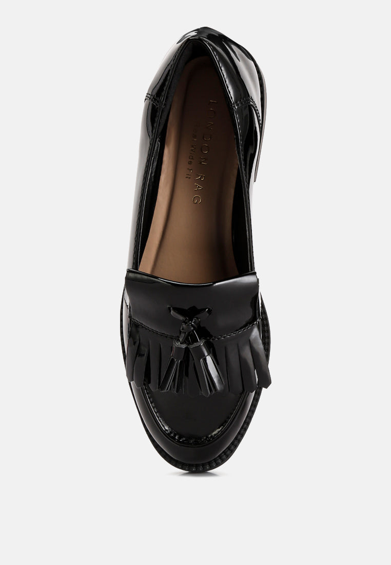 Schwarzer Patent-Loafer mit Quasten-Detail an der Vorderseite, geprägter Innenseite