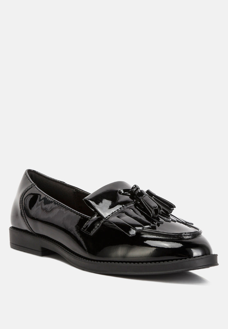 Schwarze Patent-Loafer mit Quasten am Rist und tiefer Slip-on-Front