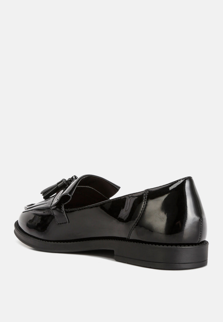 Schwarze Patent-Loafer seitlich mit Quasten-Detail und abgerundeter Kappe