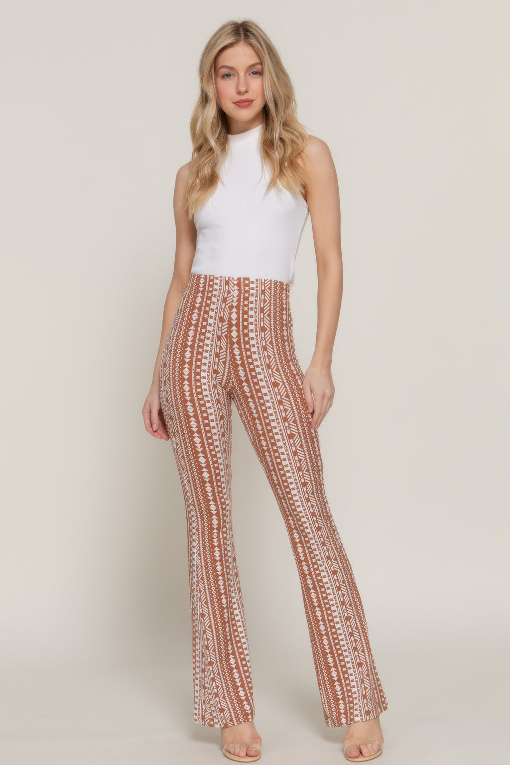 Braune Schlupfhose mit Elastikbund, Slim-Flare Schnitt und Tribal-Print vorn