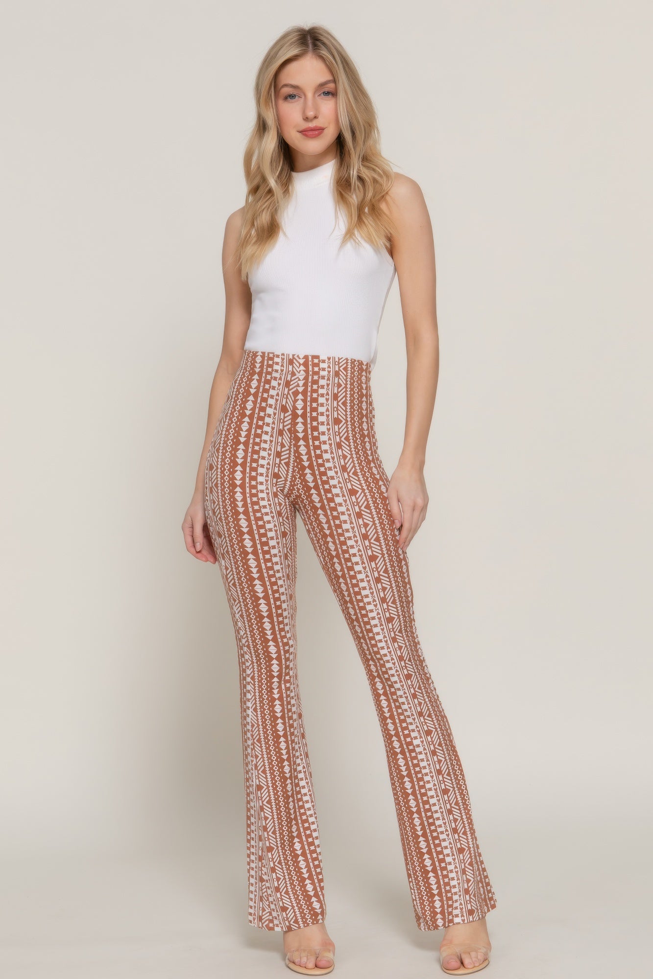 Braune Schlupfhose mit Elastikbund, Slim-Flare Schnitt und Tribal-Print vorn