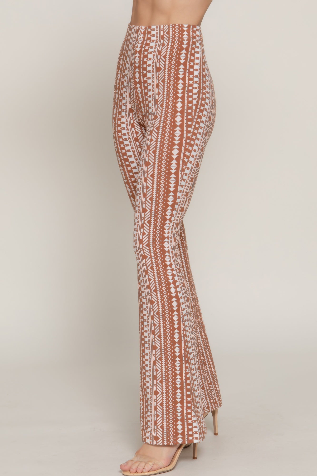 Braune Schlaghose mit Elastikbund, Tribal-Print, Rückansicht mit weitem Bein