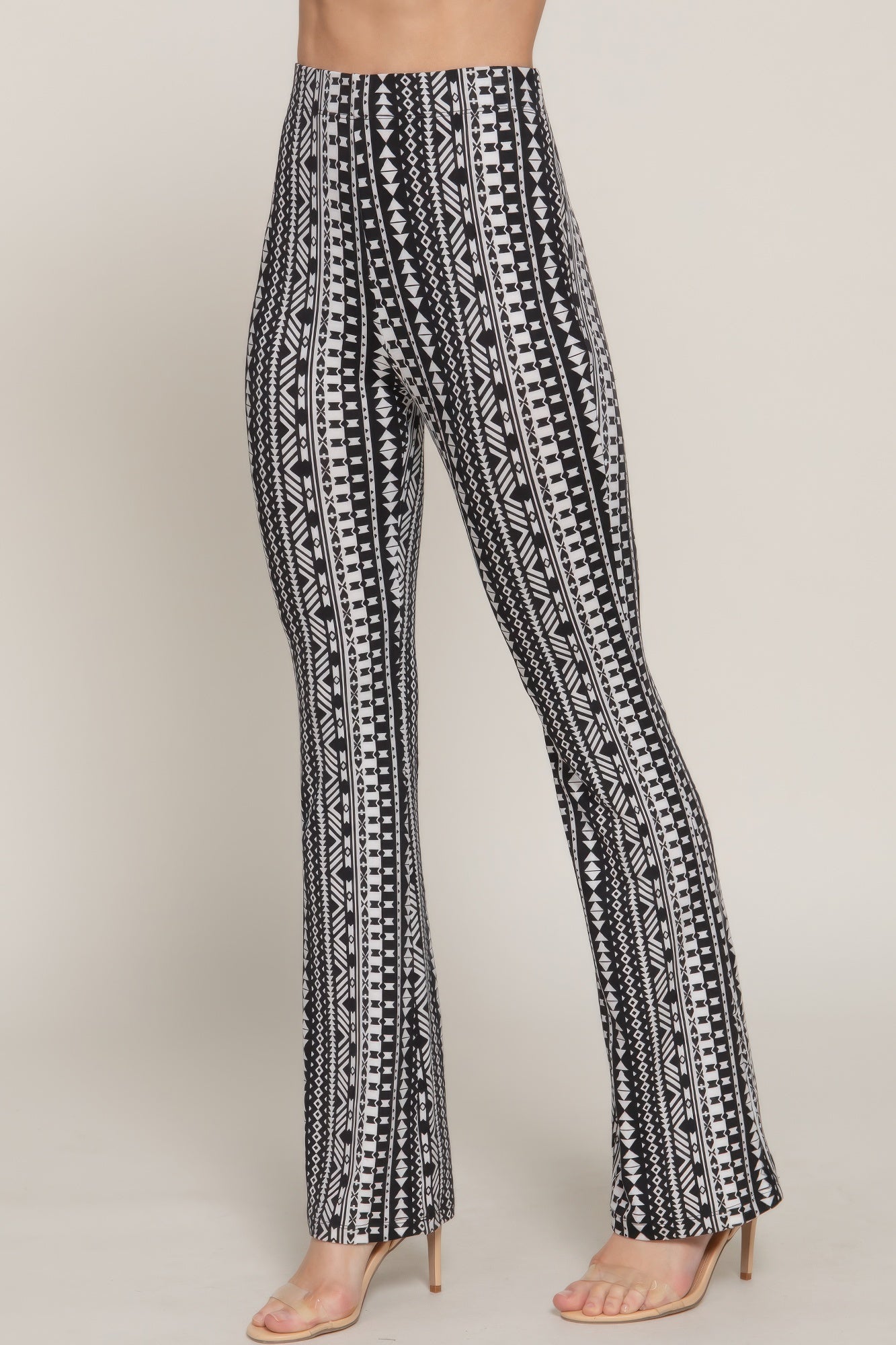 Schwarze Schlaghose mit Elastikbund und geometrischem Tribal-Print, seitliche Ansicht