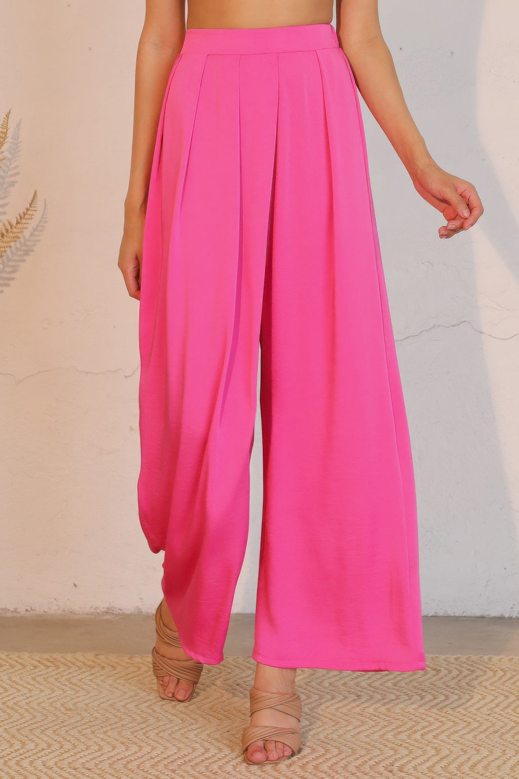 Pinkfarbene Hose aus Poly-Seide mit Asymmetriefalten, weitem Bein und hohem Bund