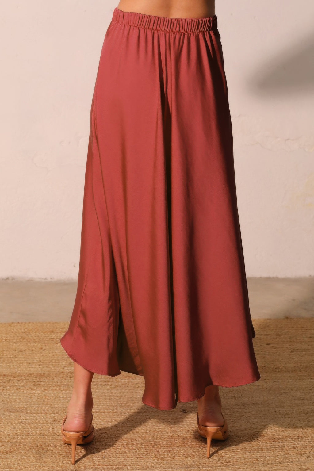 Washed poly silk Midi-Swingrock, rostrot, weicher Fall mit Falten am Bund