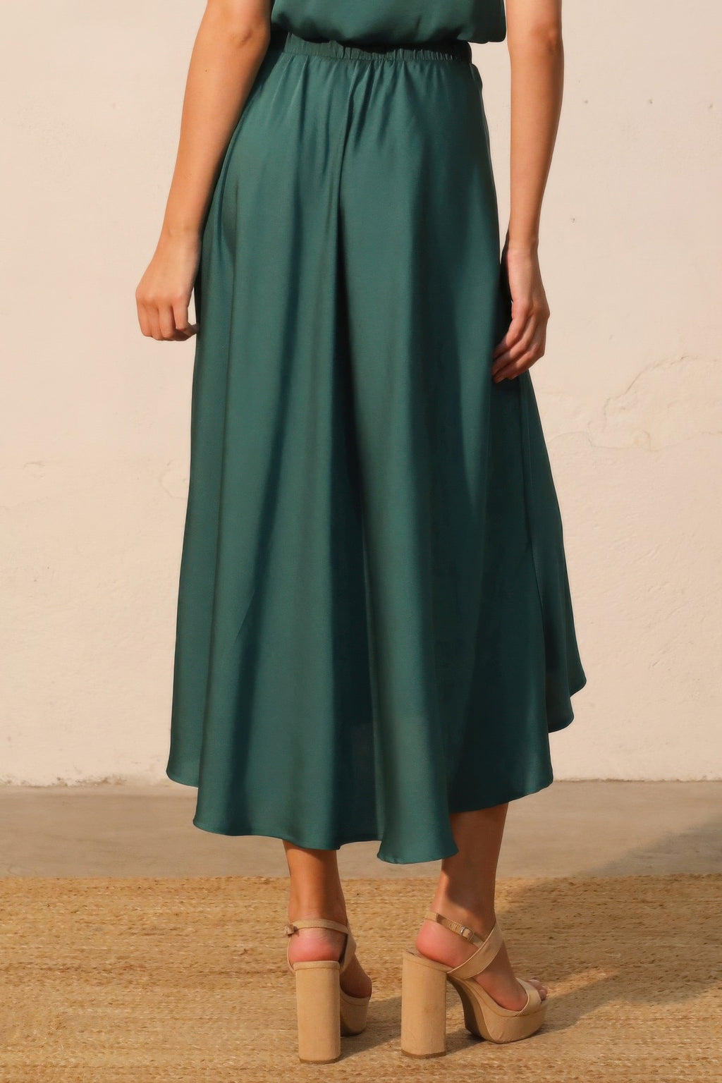 Emerald-green midi swing skirt, gathered elastic waist and flowing mid-calf length