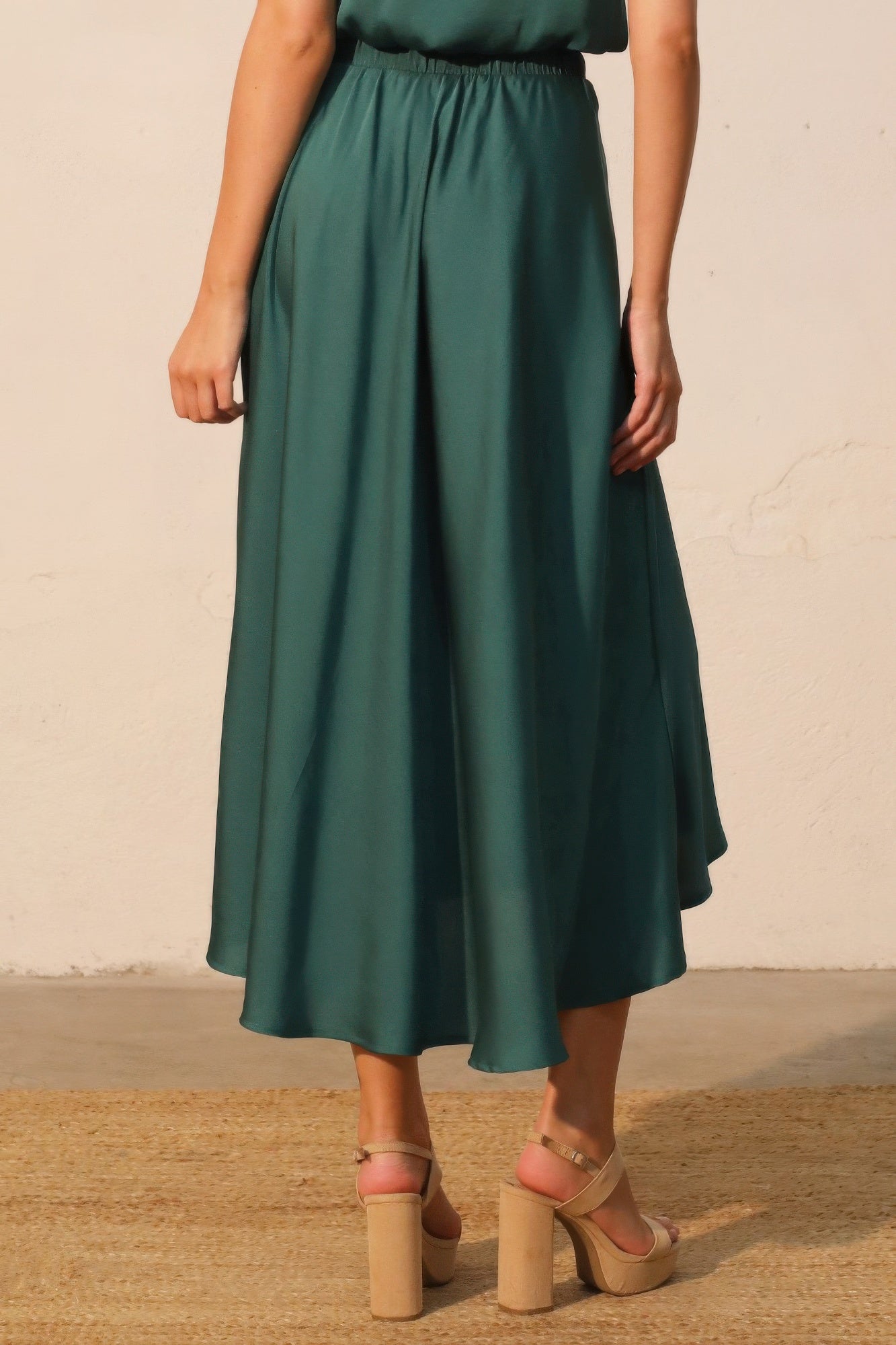 Emerald-green midi swing skirt, gathered elastic waist and flowing mid-calf length