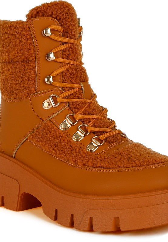 Chunky hiker boots with faux-fur trim, brown, lace-up with metal hooks