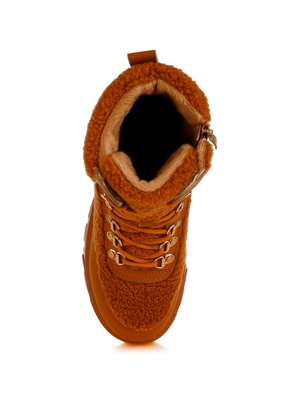 Hiker boot shaft opening with faux-fur lining, brown laces and metal eyelets