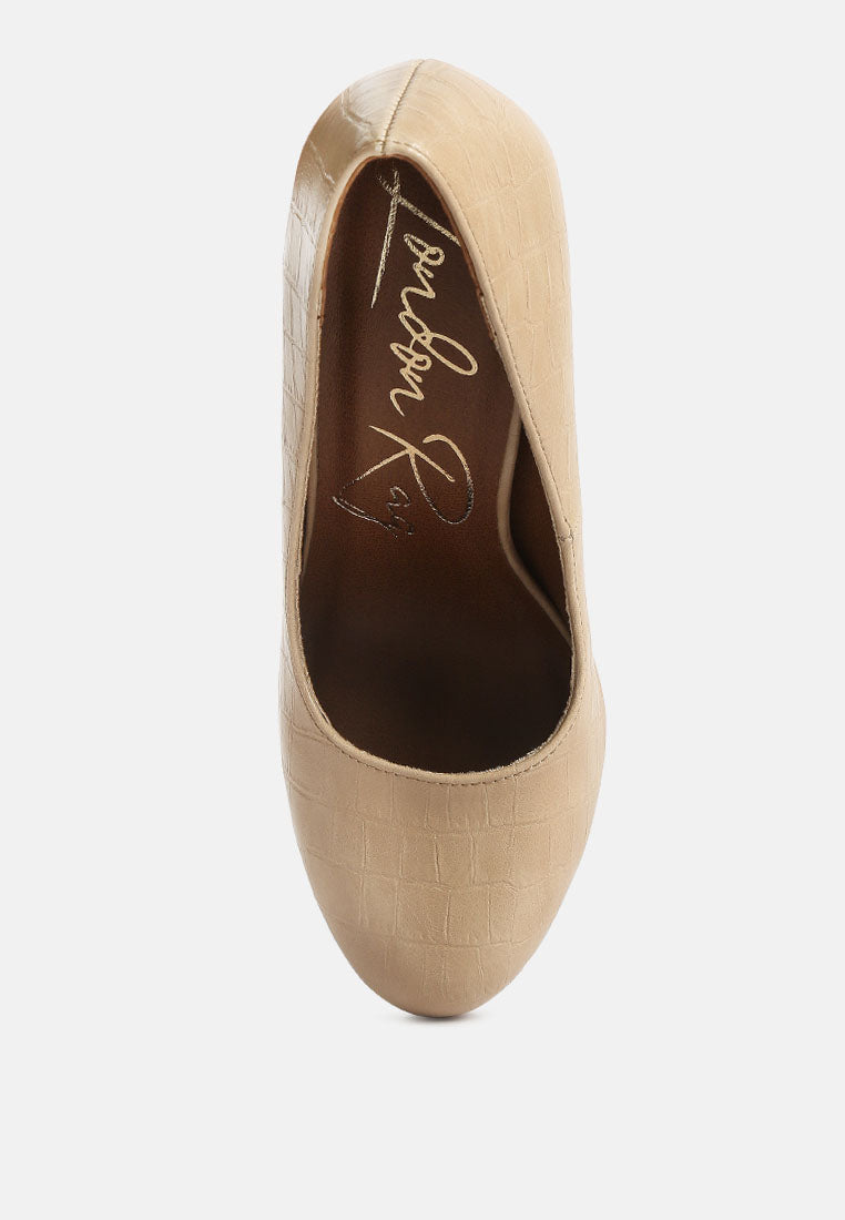 Beige croc-texture pump profile with closed toe and inner lining