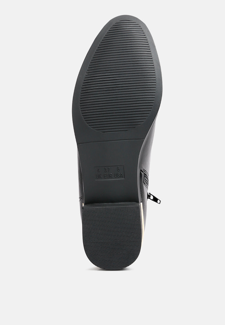 Yacht Winter ankle boots outsole view, dark boot bottom with rubber tread