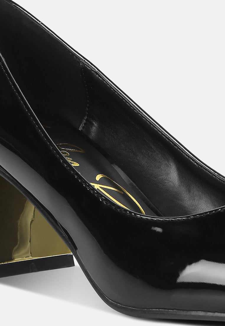 Black pump close-up: interior lining and gold logo on the footbed