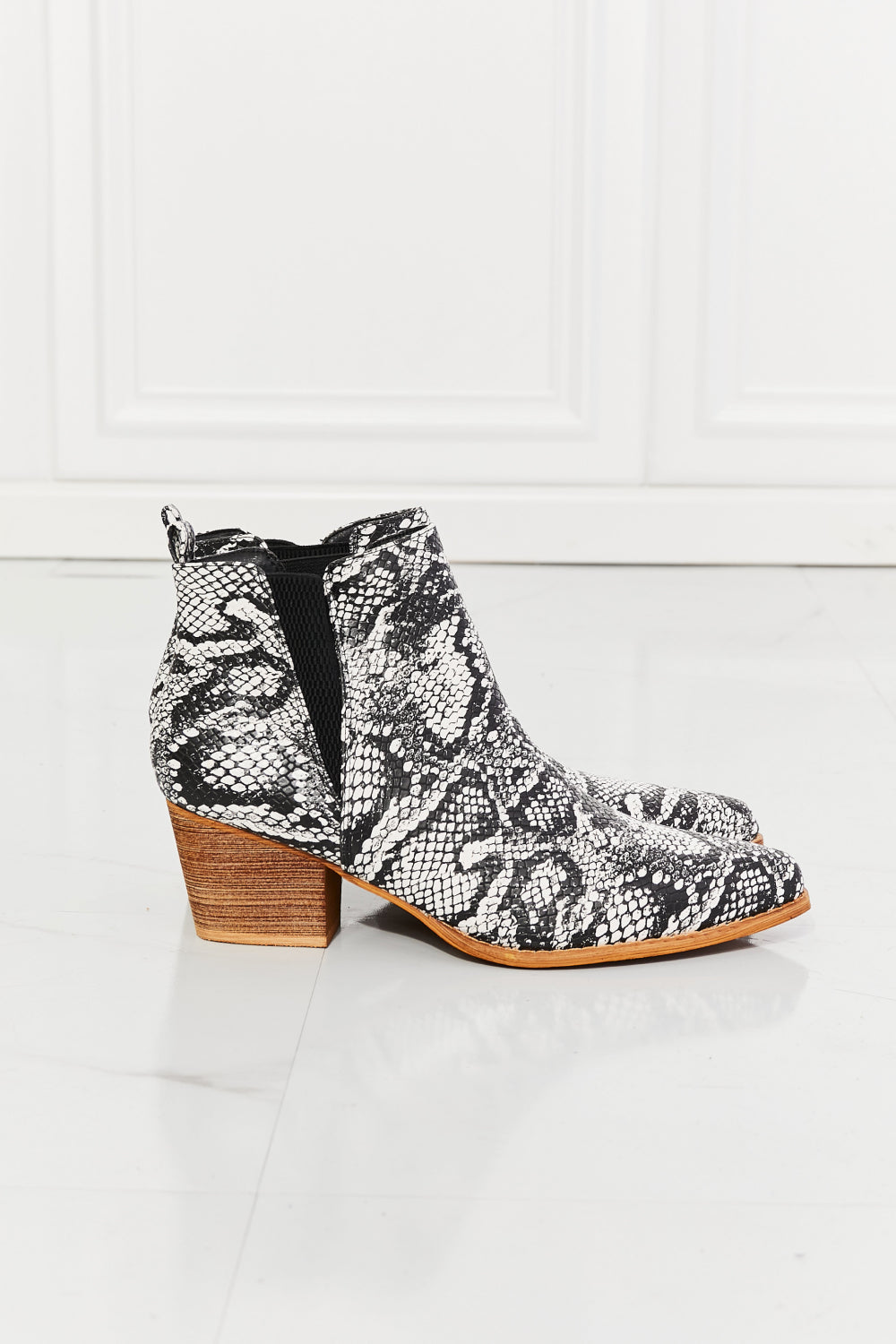 MMShoes Back At It Point Toe Bootie in Snakeskin - Tigbul's Fashion