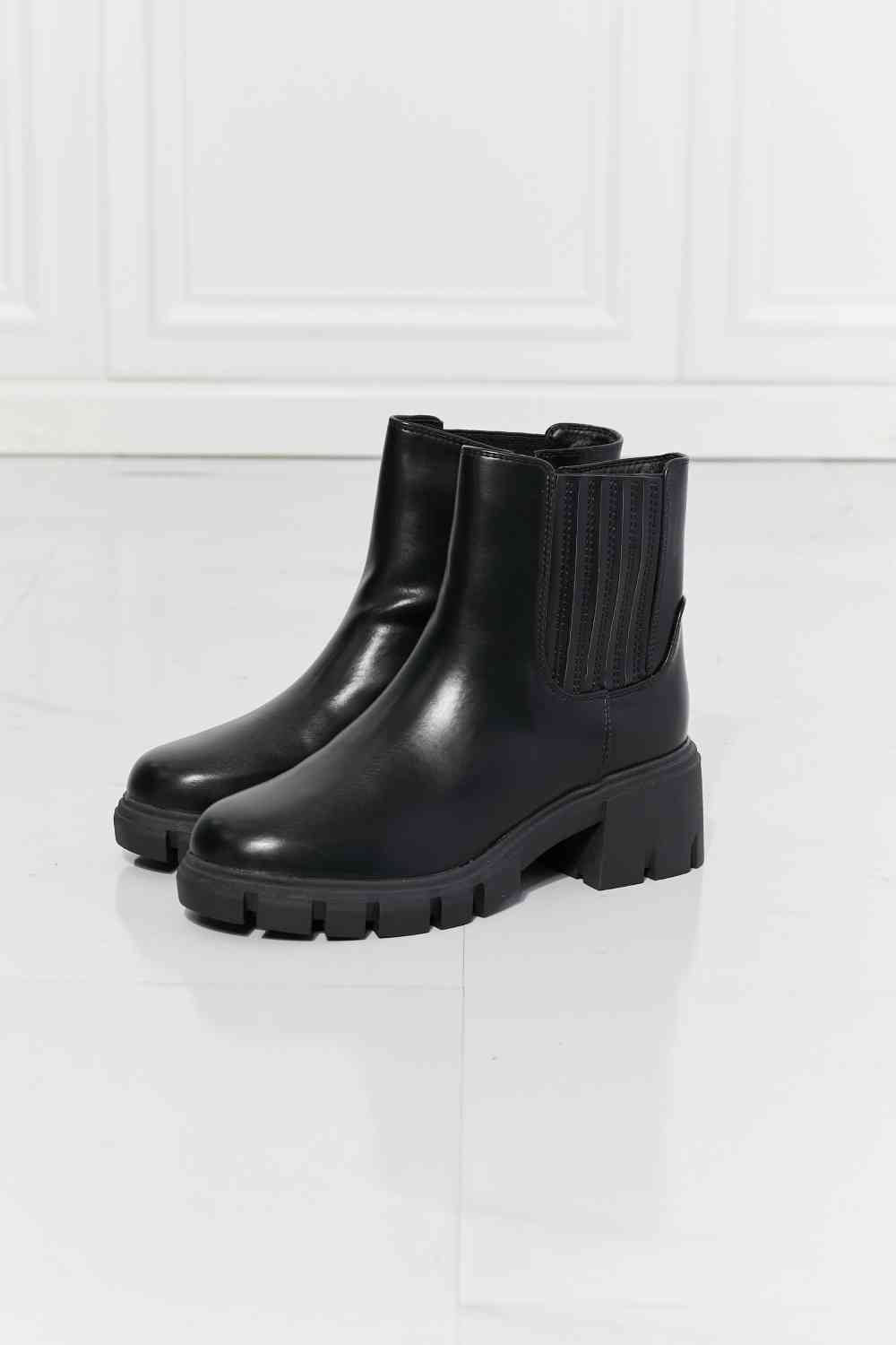 MMShoes What It Takes Lug Sole Chelsea Boots in Black - Tigbuls Variety Fashion