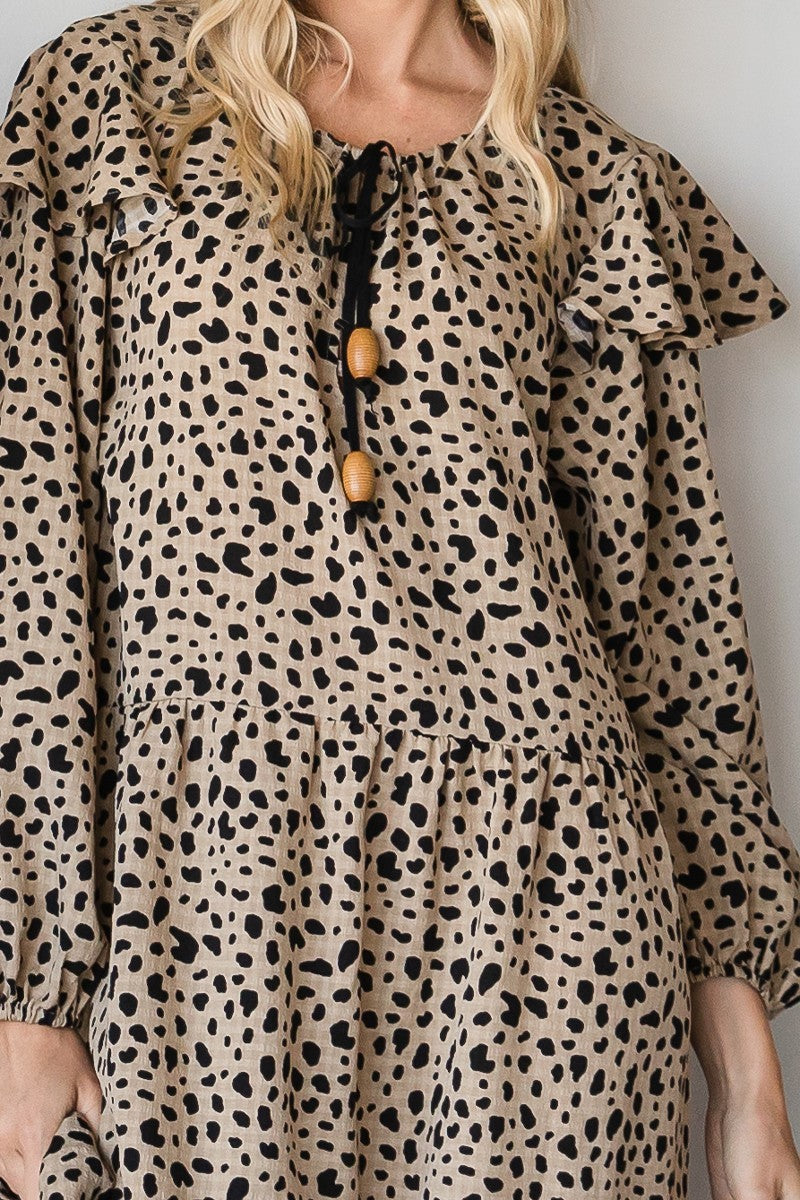 Maxikleid-Detail: Leopardenmuster, gerüschter Rundhalsausschnitt, Knopfleiste