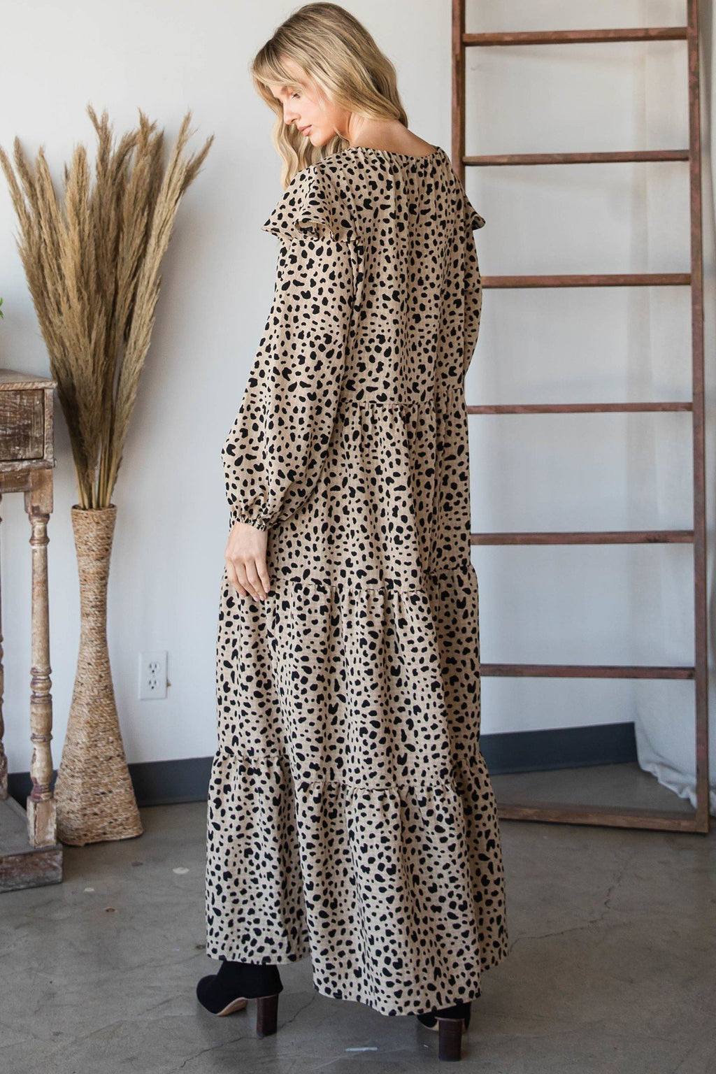 Boho-Maxikleid mit langen Ärmeln, Leopardenmuster, geraffter Rocksaum, knielang wirkend