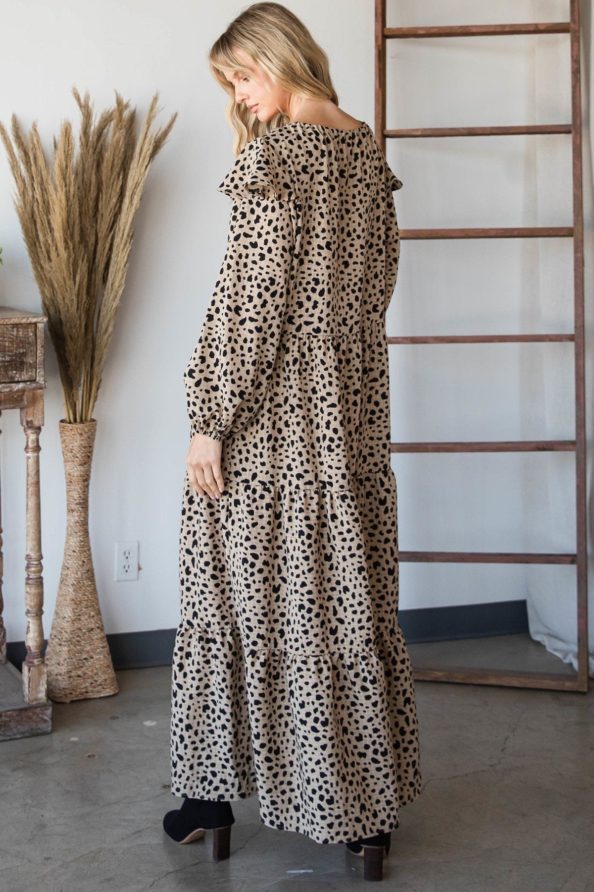 Boho-Maxikleid mit langen Ärmeln, Leopardenmuster, geraffter Rocksaum, knielang wirkend