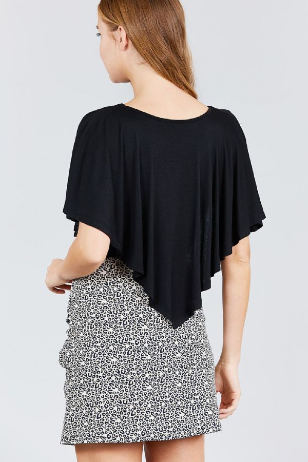 Rückansicht: schwarzes V-Neck Cape-Top mit schwingendem Volantfall