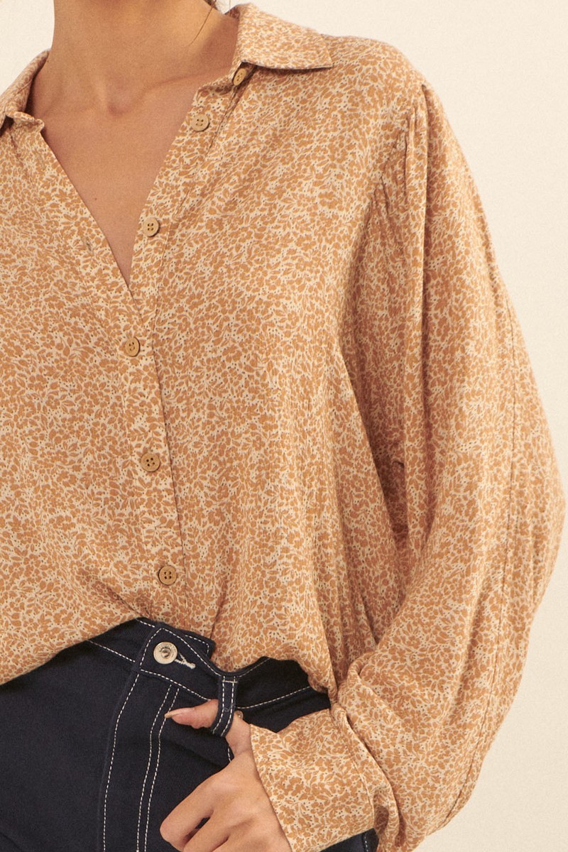 Nahaufnahme: Caramel floral Button-Front Hemd mit Kragen und Knopfleiste