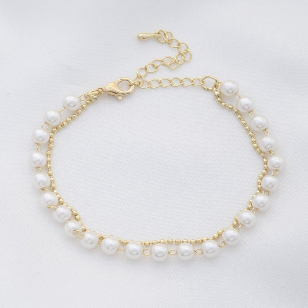 Sodajo pearl bead bracelet in gold with round white pearl beads