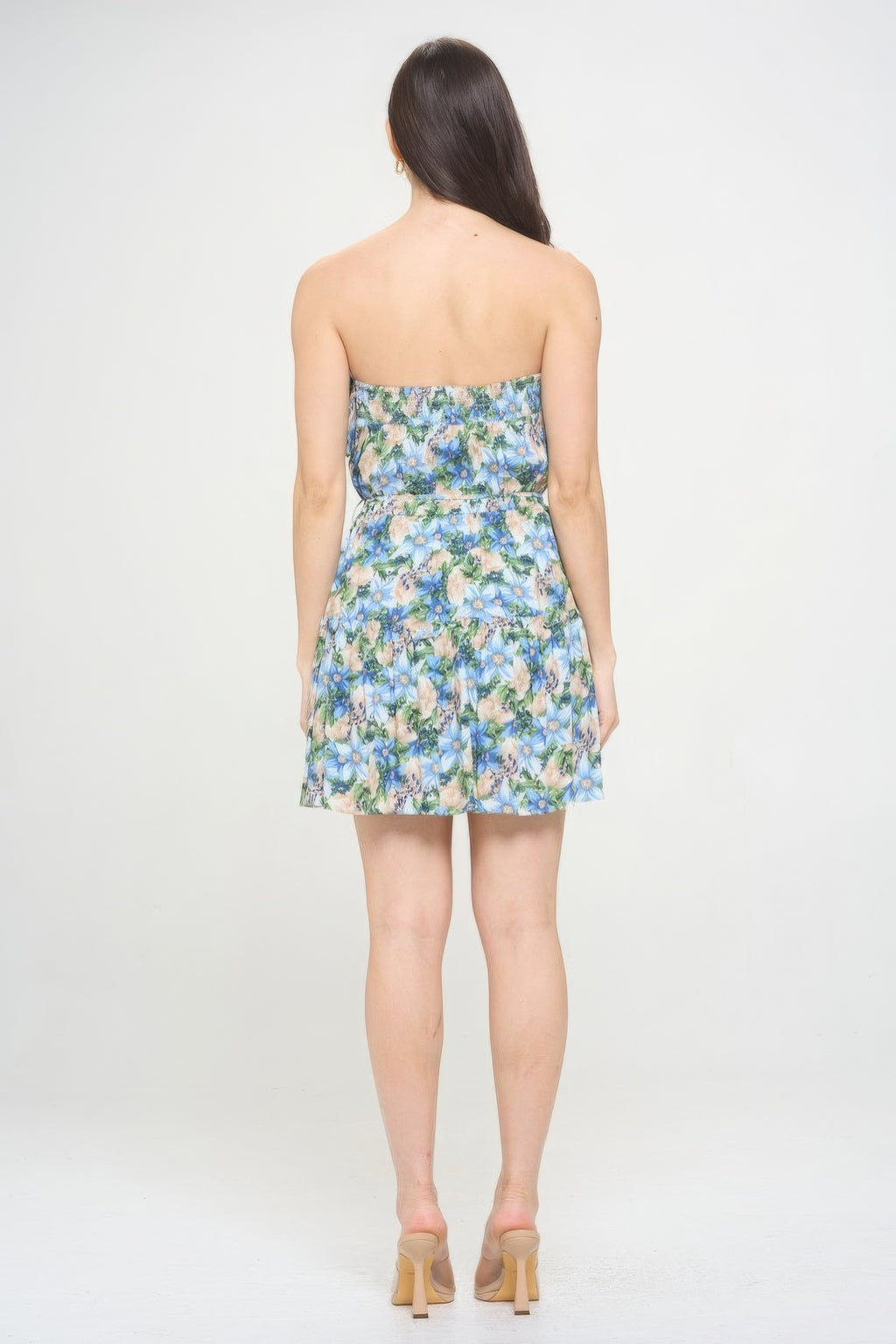 Blick von hinten: trägerloses Mini-Kleid mit blau-grünem Blumenprint, geraffter Rückenpartie