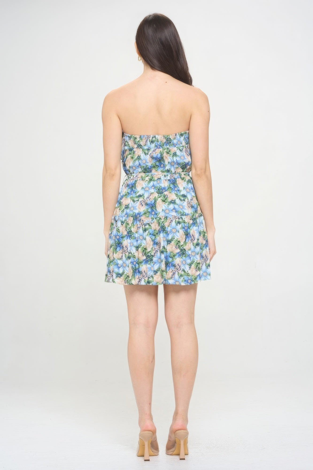 Blick von hinten: trägerloses Mini-Kleid mit blau-grünem Blumenprint, geraffter Rückenpartie