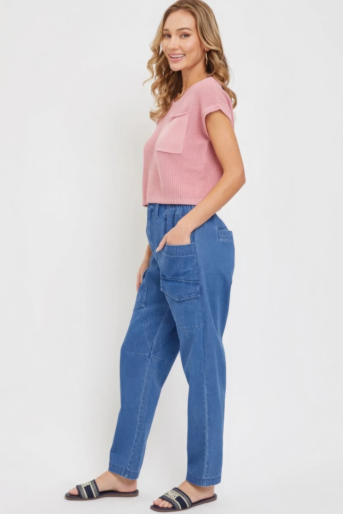 Blaue Denim-Joggerhose mit seitlichen Cargo-Taschen und Knöchelbund