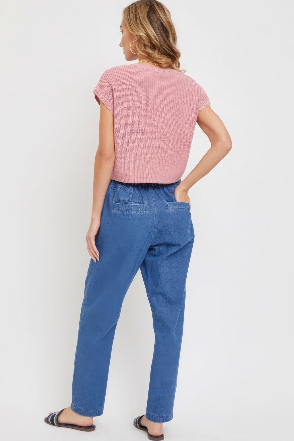 Blaue Denim-Joggerhose Rückansicht, schmal zulaufend mit elastischem Bund und Knöchelbund
