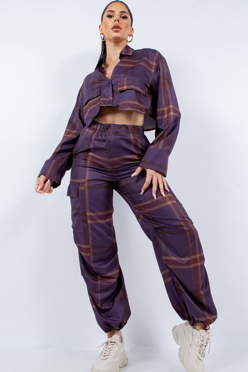Lila karierter Crop-Hemd & Cargo-Hose im Set, vordere Ansicht mit Taschen am Bein.