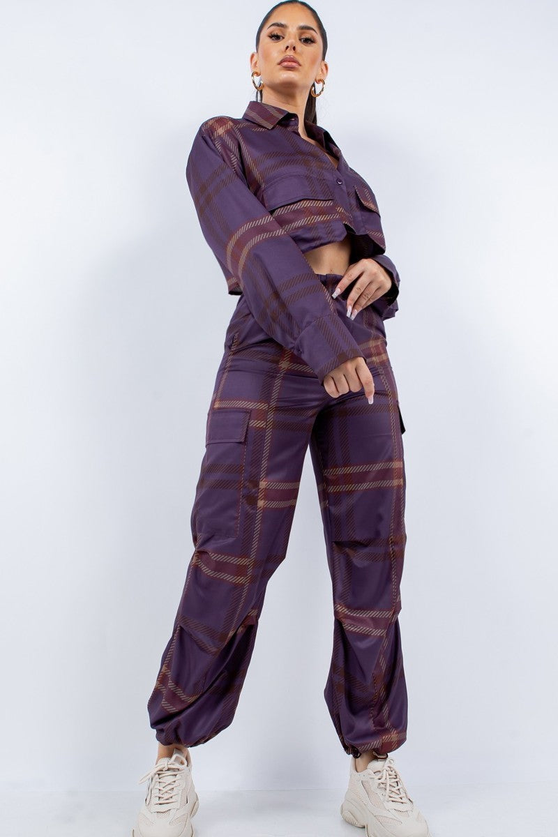 Lila karierter Crop-Hemd & Cargo-Hose mit Taschen und weitem Bein, Druckknöpfe vorne.
