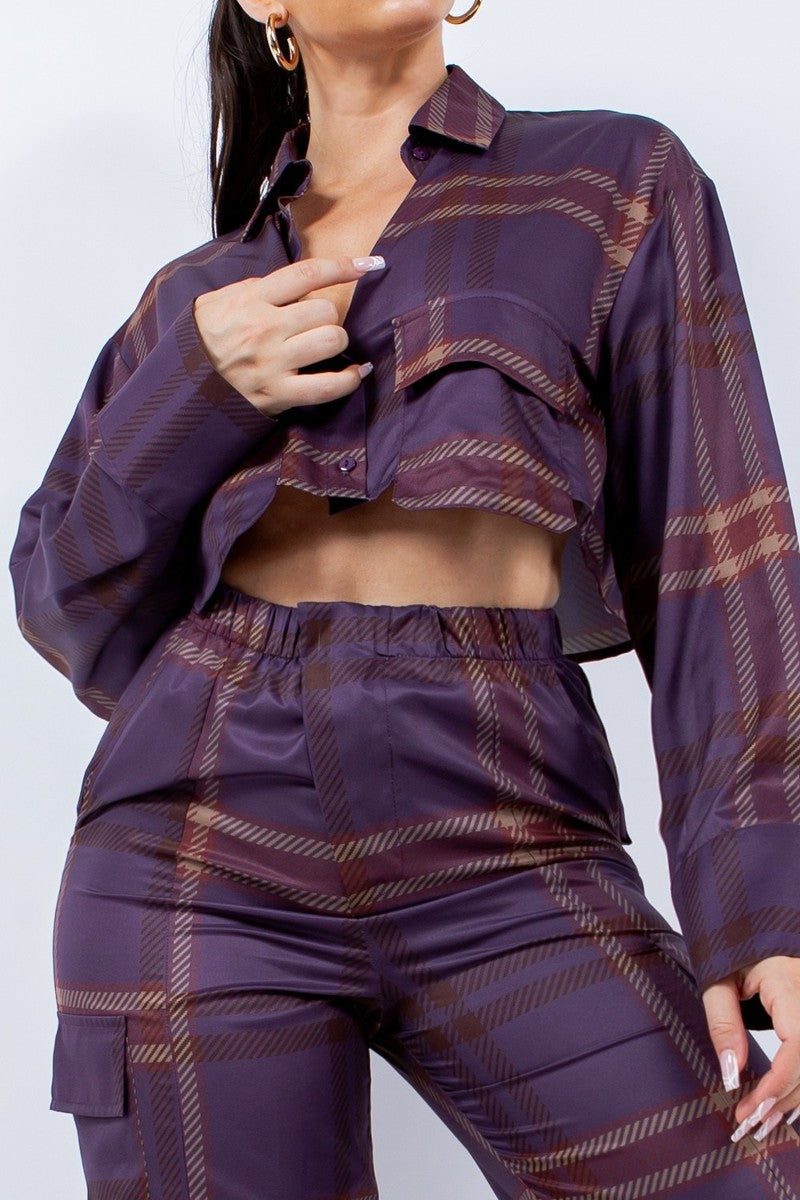 Lila karierter Crop-Hemdkragen mit Knopfleiste und taillierter Bund der Cargo-Hose.