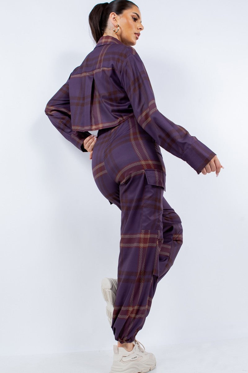 Lila karierter Anzug aus Crop-Hemd und Cargo-Hose, Rückansicht mit weitem Bein.