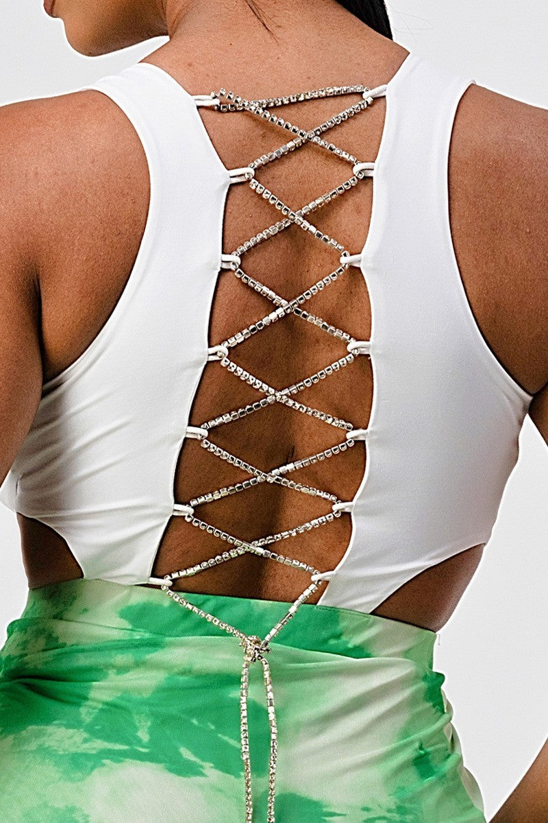 Offener Rücken mit silbernen Ketten-Trägern, weißes Top und grün gebatikte Taille
